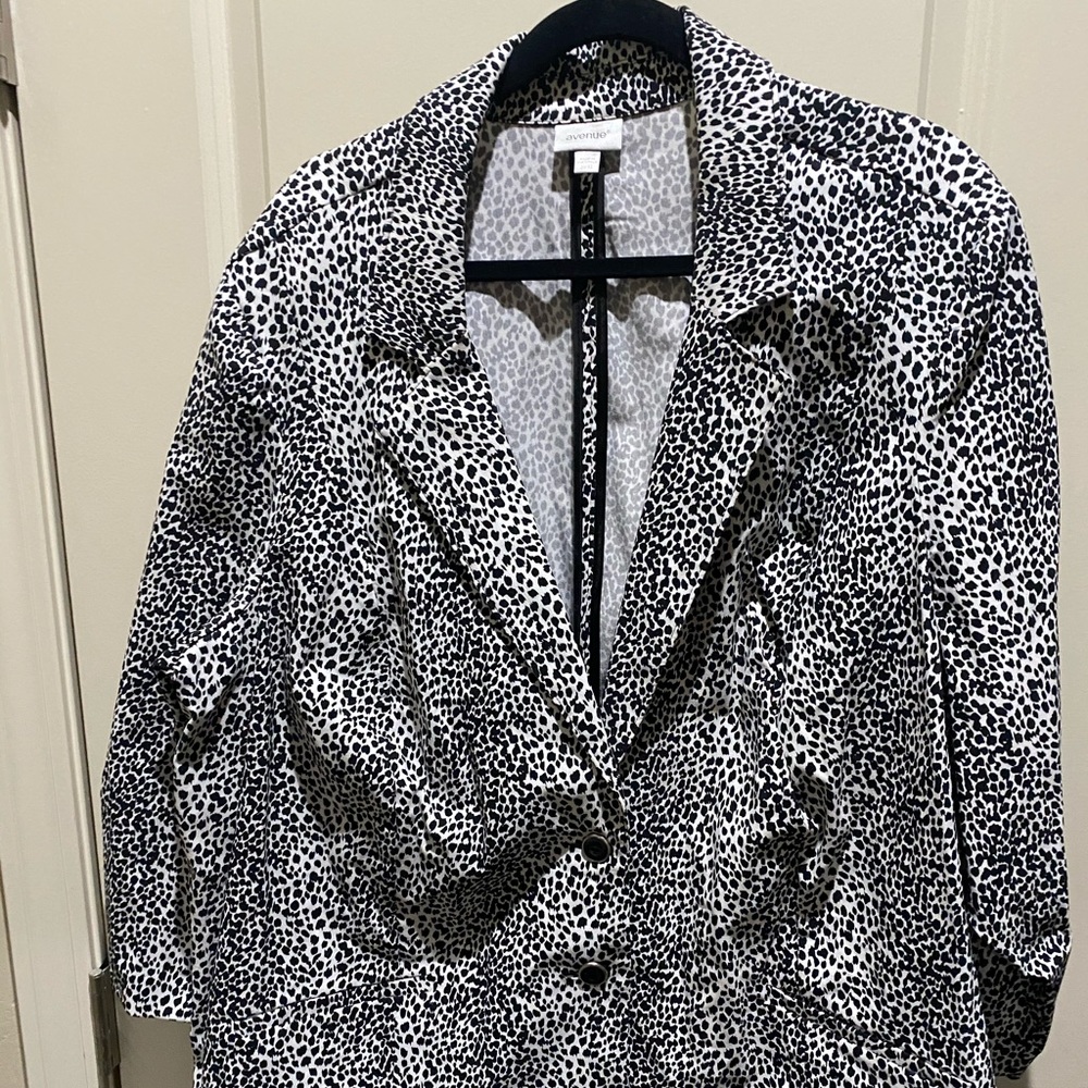 Avenue 30/32 Black/White Leopard Print Blazer